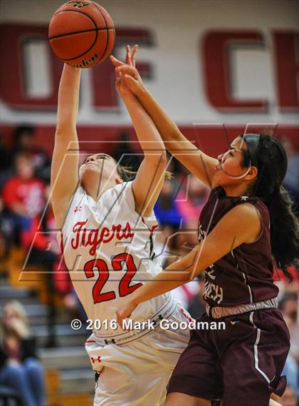 Thumbnail 3 in Katy Tigers vs Cinco Ranch photogallery.