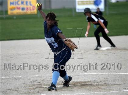 Thumbnail 2 in Guilford vs Harlem photogallery.
