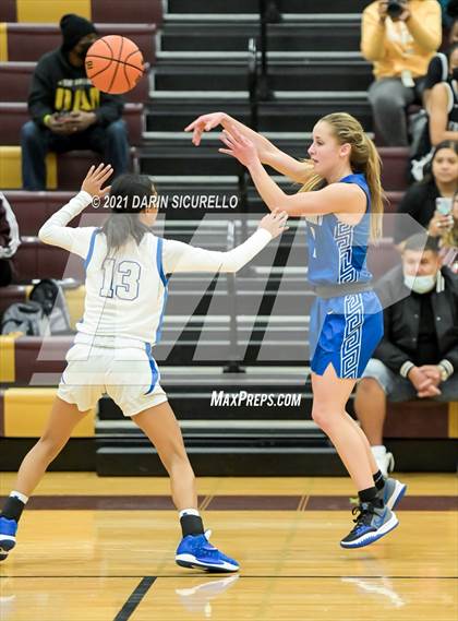 Thumbnail 2 in La Jolla Country Day vs. Fremont (Nike Tournament of Champions) photogallery.