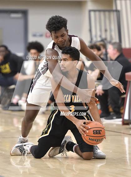 Thumbnail 1 in Yucca Valley vs. La Quinta (Rancho Mirage Holiday Invitational) photogallery.