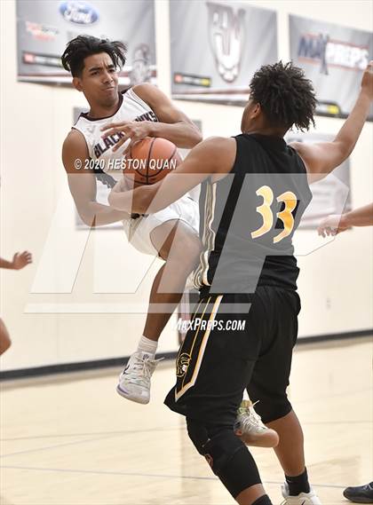 Thumbnail 2 in Yucca Valley vs. La Quinta (Rancho Mirage Holiday Invitational) photogallery.