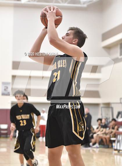 Thumbnail 3 in Yucca Valley vs. La Quinta (Rancho Mirage Holiday Invitational) photogallery.