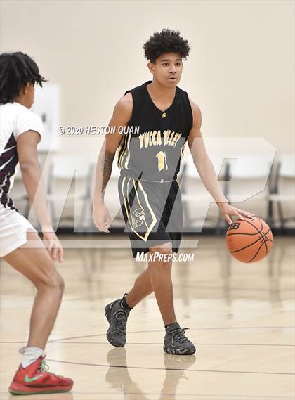 Thumbnail 2 in Yucca Valley vs. La Quinta (Rancho Mirage Holiday Invitational) photogallery.