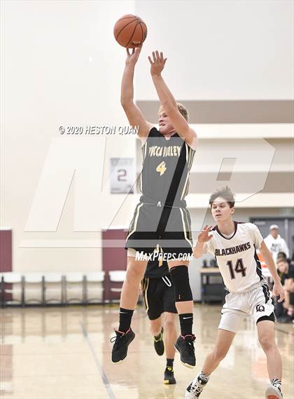 Thumbnail 2 in Yucca Valley vs. La Quinta (Rancho Mirage Holiday Invitational) photogallery.