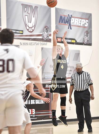 Thumbnail 3 in Yucca Valley vs. La Quinta (Rancho Mirage Holiday Invitational) photogallery.