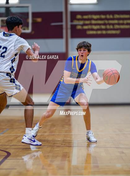 Thumbnail 2 in Alamo Heights vs. Holy Cross photogallery.