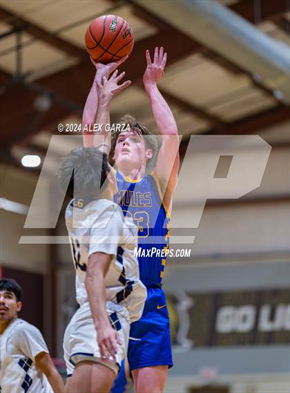 Thumbnail 3 in Alamo Heights vs. Holy Cross photogallery.