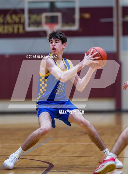 Thumbnail 3 in Alamo Heights vs. Holy Cross photogallery.