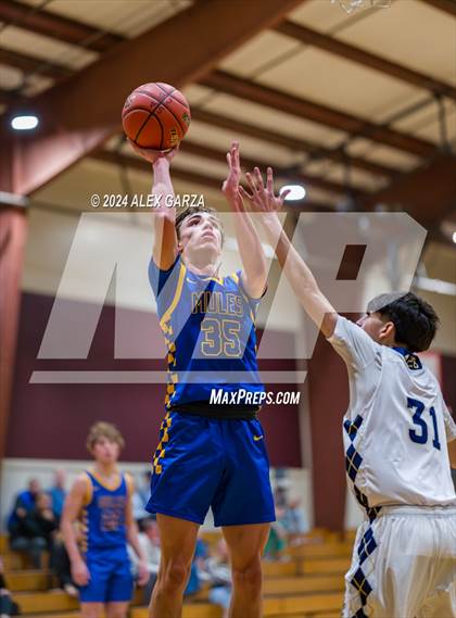 Thumbnail 1 in Alamo Heights vs. Holy Cross photogallery.