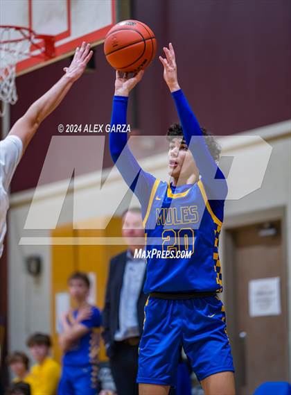 Thumbnail 2 in Alamo Heights vs. Holy Cross photogallery.