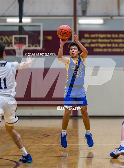 Thumbnail 2 in Alamo Heights vs. Holy Cross photogallery.