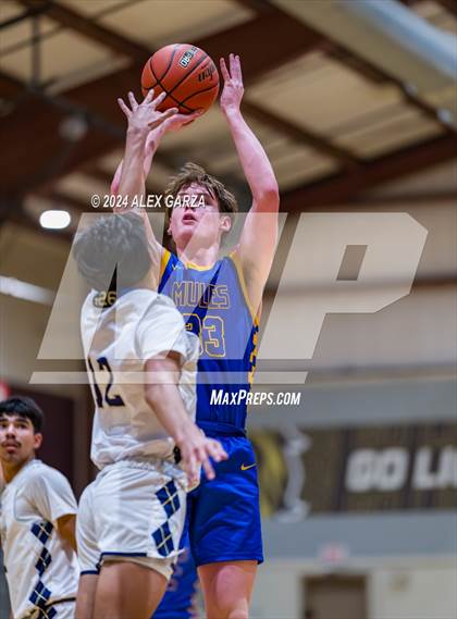 Thumbnail 2 in Alamo Heights vs. Holy Cross photogallery.