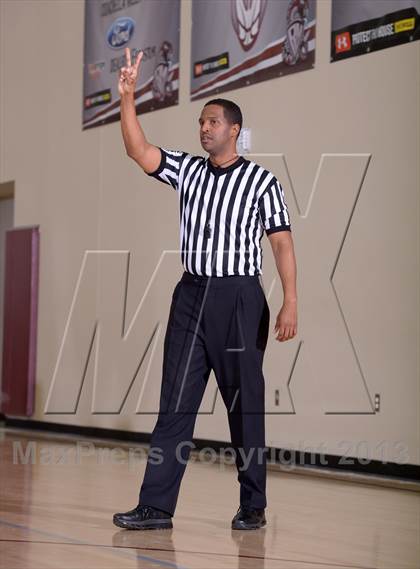 Thumbnail 2 in JSerra Catholic vs. Sunnyslope (MaxPreps Holiday Classic) photogallery.