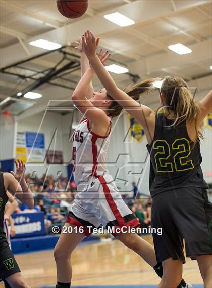 Thumbnail 2 in Wonderview vs Sacred Heart (AAA 1A District Playoff) photogallery.