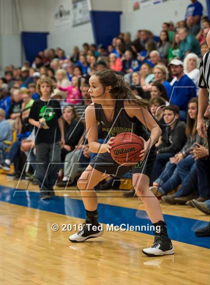 Thumbnail 1 in Wonderview vs Sacred Heart (AAA 1A District Playoff) photogallery.