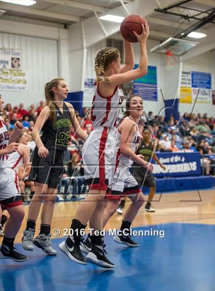 Thumbnail 2 in Wonderview vs Sacred Heart (AAA 1A District Playoff) photogallery.