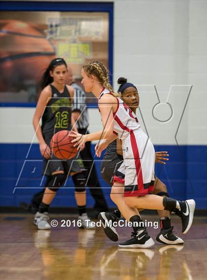 Thumbnail 2 in Wonderview vs Sacred Heart (AAA 1A District Playoff) photogallery.