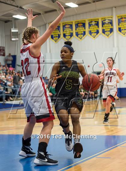 Thumbnail 2 in Wonderview vs Sacred Heart (AAA 1A District Playoff) photogallery.