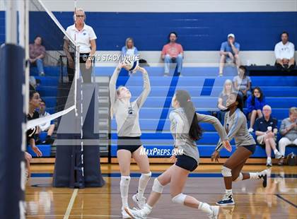 Thumbnail 2 in Out-of-Door Academy vs. Carrollwood Day photogallery.