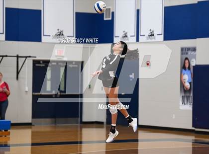 Thumbnail 3 in Out-of-Door Academy vs. Carrollwood Day photogallery.