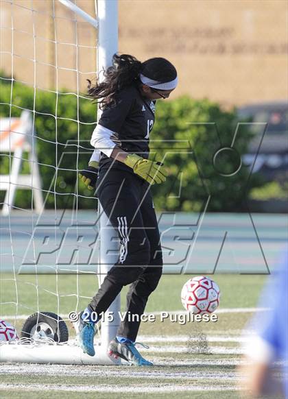 Thumbnail 2 in Maywood vs. Verdugo Hills (CIF LACS D3 Final) photogallery.