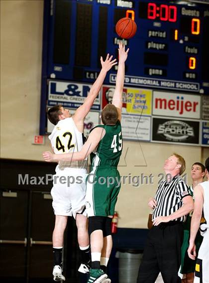 Thumbnail 2 in Bishop Brossart vs. Clay County (Lloyd Memorial Classic) photogallery.