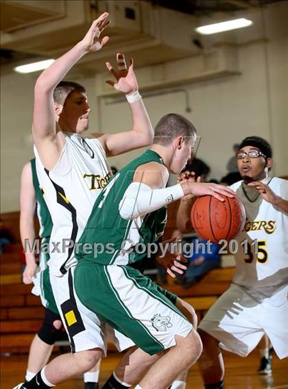 Thumbnail 1 in Bishop Brossart vs. Clay County (Lloyd Memorial Classic) photogallery.