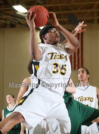 Thumbnail 3 in Bishop Brossart vs. Clay County (Lloyd Memorial Classic) photogallery.