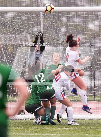 Thumbnail 2 in St. Ignatius vs. Sacred Heart Cathedral Prep photogallery.