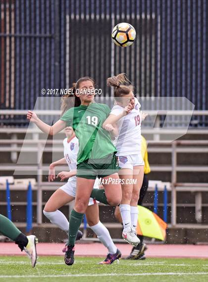 Thumbnail 1 in St. Ignatius vs. Sacred Heart Cathedral Prep photogallery.