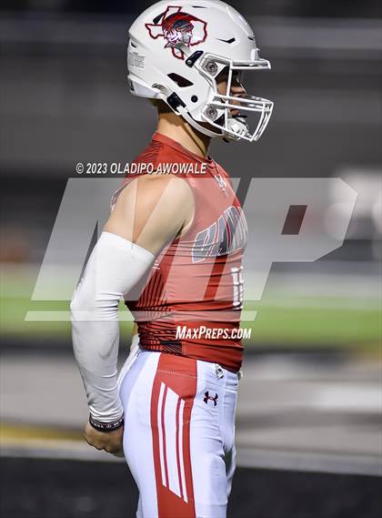 Thumbnail 2 in Aubrey vs. Van (UIL Football 4A Division II Region II Area) photogallery.