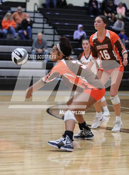 Thumbnail 3 in Heath vs Bloom-Carroll (OHSAA D2 District) photogallery.
