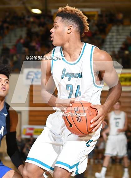 Thumbnail 3 in Sierra Canyon vs. Century (Les Schwab Invitational) photogallery.