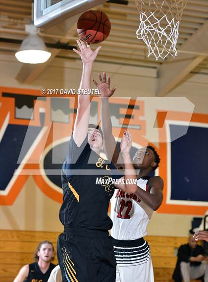 Thumbnail 2 in El Capitan vs. Fairfield (Running with the Pack) photogallery.