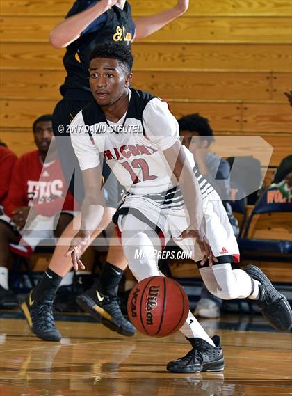 Thumbnail 3 in El Capitan vs. Fairfield (Running with the Pack) photogallery.
