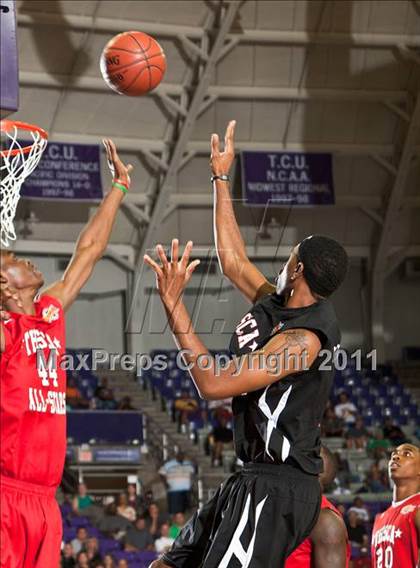 Thumbnail 2 in THSCA All-Star Basketball Game (North vs. South) photogallery.