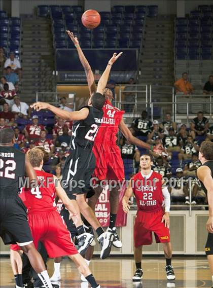 Thumbnail 2 in THSCA All-Star Basketball Game (North vs. South) photogallery.