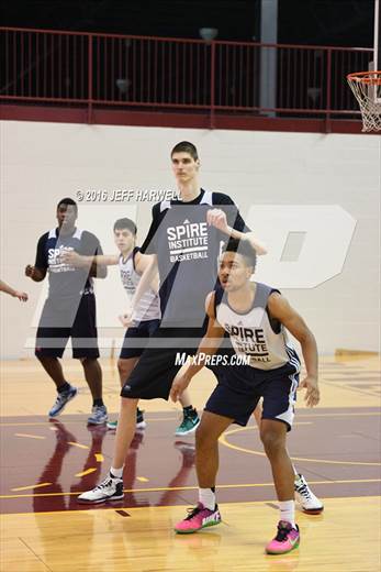 7-foot-7 Romanian freshman Robert Bobroczky plays high school basketball  for Ohio's SPIRE Institute