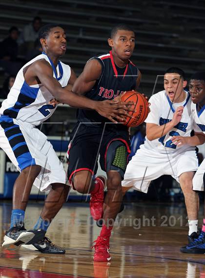 Thumbnail 2 in Chavez vs. South Houston (McDonald's Texas Invitational) photogallery.