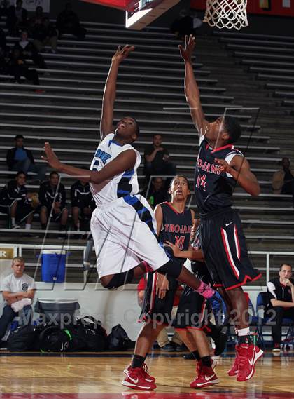 Thumbnail 2 in Chavez vs. South Houston (McDonald's Texas Invitational) photogallery.