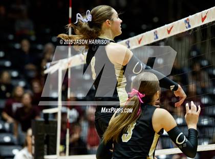 Thumbnail 2 in Iola vs. Crawford (UIL 2A D2 Volleyball Final) photogallery.