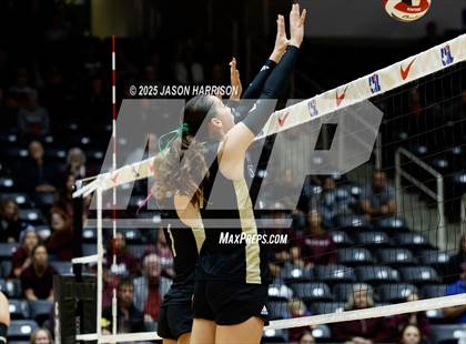 Thumbnail 3 in Iola vs. Crawford (UIL 2A D2 Volleyball Final) photogallery.