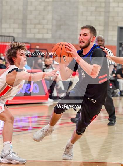 Thumbnail 2 in Mater Dei vs. Los Altos photogallery.
