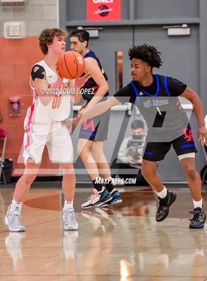 Thumbnail 3 in Mater Dei vs. Los Altos photogallery.