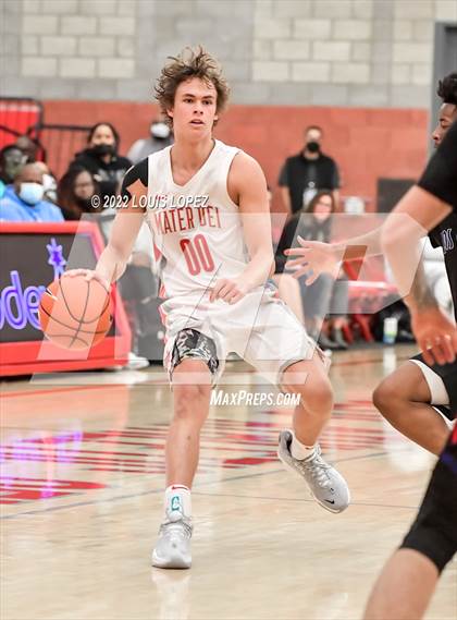 Thumbnail 1 in Mater Dei vs. Los Altos photogallery.
