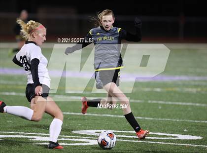 Thumbnail 1 in Fairfield Union vs. Tri-Valley (OHSAA D2 Regional) photogallery.