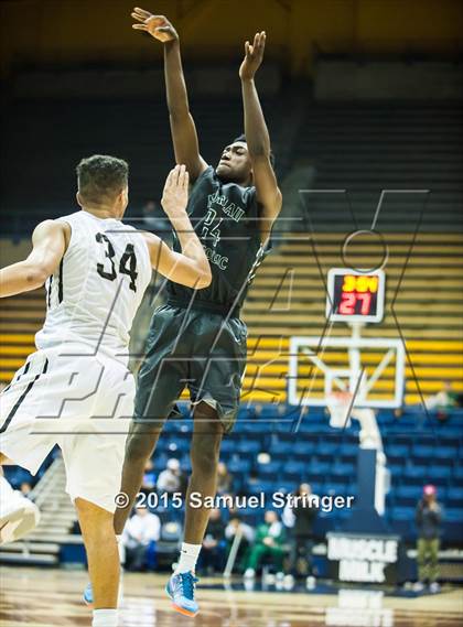 Thumbnail 2 in Moreau Catholic vs. Archbishop Mitty (MaxPreps MLK Classic) photogallery.