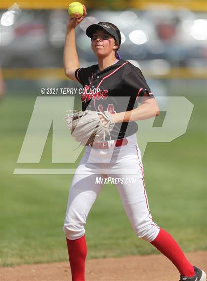 Thumbnail 1 in Mountain Ridge vs. Spanish Fork (UHSAA 5A Final) photogallery.