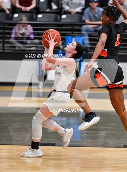Thumbnail 3 in Gladewater vs. Mount Vernon (UIL 3A Region 2 Region Quarterfinal) photogallery.