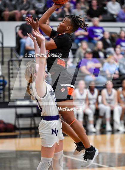 Thumbnail 3 in Gladewater vs. Mount Vernon (UIL 3A Region 2 Region Quarterfinal) photogallery.